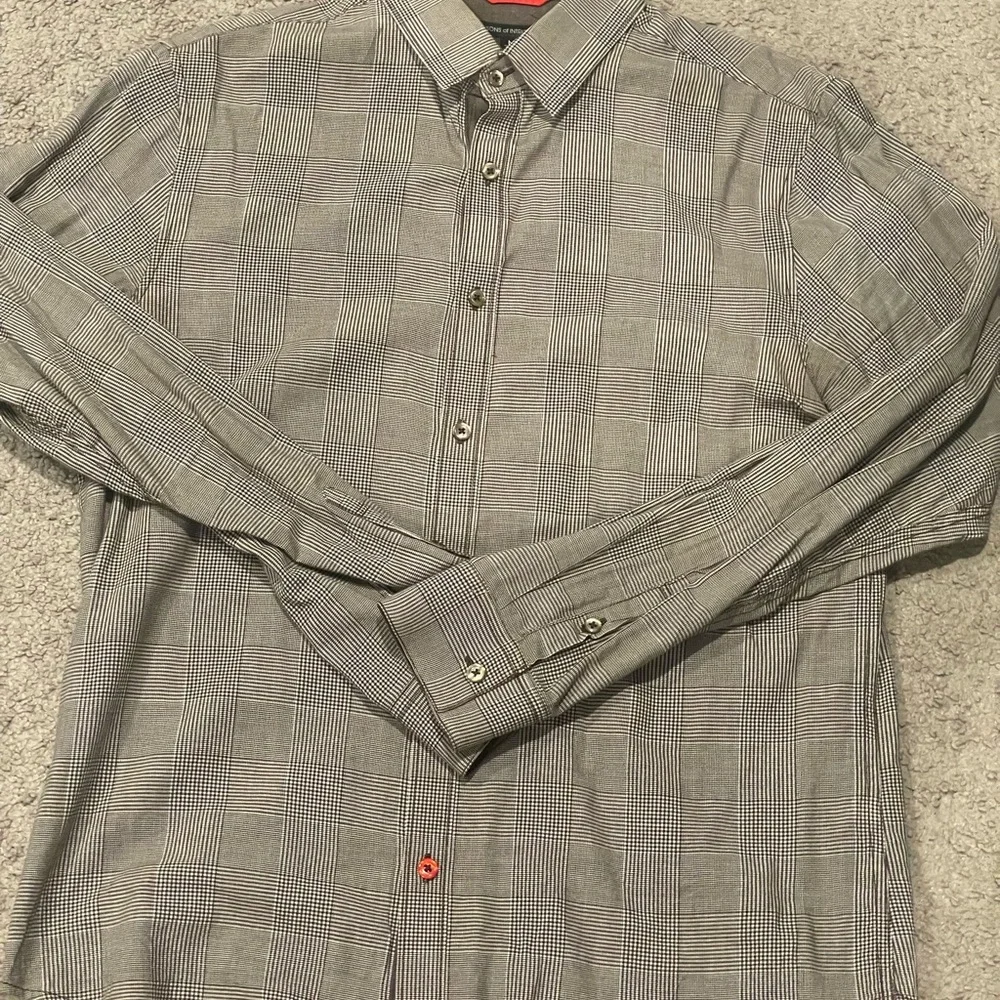 Button down - Picture 3 of 4